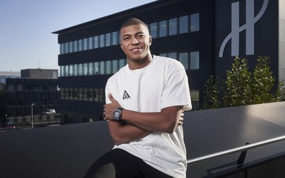 完美电竞动态-加维带伤踢完决赛夺冠