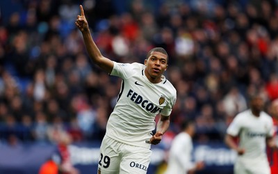 完美电竞评论-特尔施特根训练中扑出点球