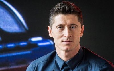 完美电竞热议-莱万肌肉照火了